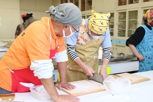 たたんだ生地を麺状に切る
