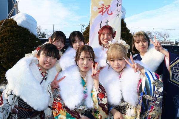 はたちのつどい晴れ着姿の参加者