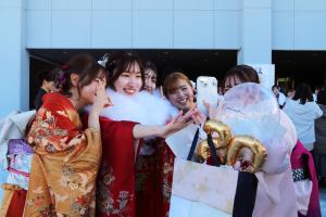 友人と写真を撮る参加者たち