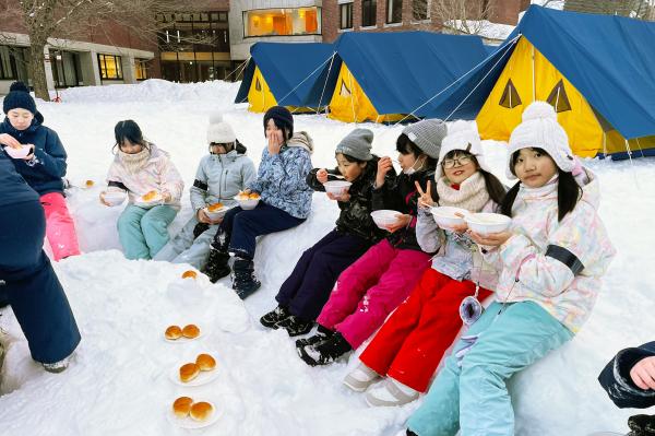 ひんやり王国　雪の中で朝ごはん