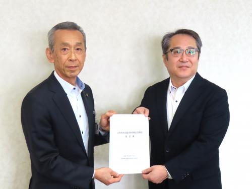 手交の様子