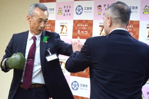 監督にパンチの打ち方を教わる市長の様子