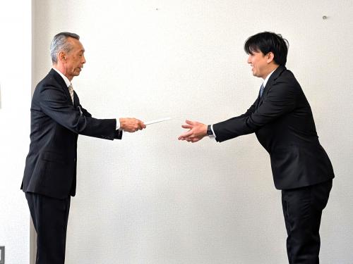 市長から佐藤雅之氏へ委嘱状を渡す様子