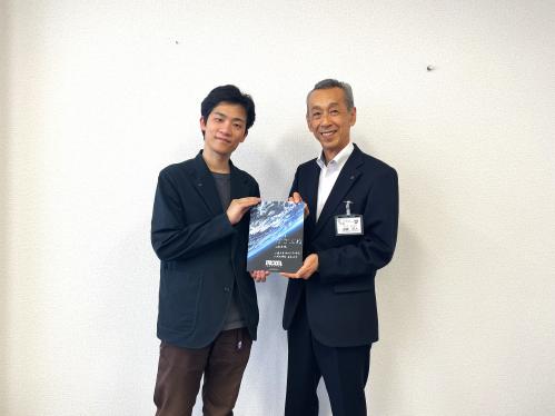 岩谷代表取締役から市長へ直筆メッセージ入り会社パンフレットが手渡される様子