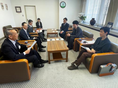 市長と岩谷技研の皆さんが懇談する様子