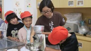 児童が製粉体験をする様子