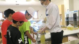 児童が製麺体験をする様子