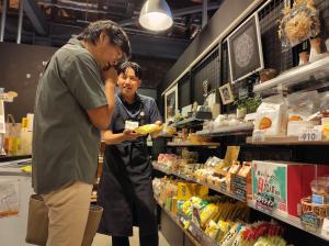 ヒロ福地さん、江別市のお土産を品定め2
