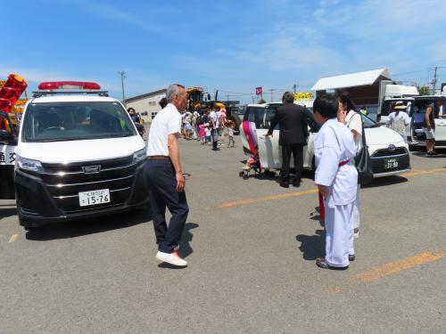 市民と交流する市長の様子