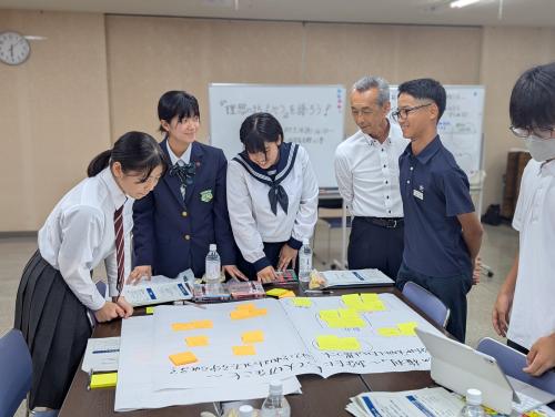学生と市長が話をする様子