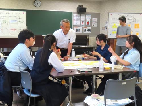 学生と市長が話をする様子