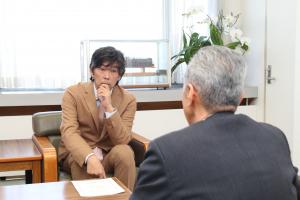 後藤市長に真剣に話をするヒロ福地さん