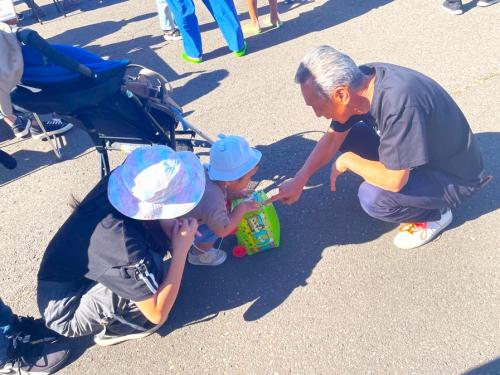 来場したお子さんと交流する市長の様子