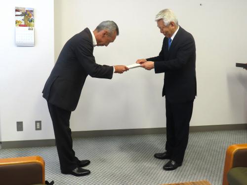 手交式の様子