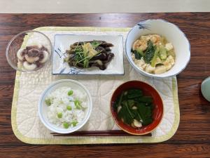 枝豆ごはん、えびと豆腐のあんかけ、ほうれん草としいたけのすまし汁、なすと豆苗のからし酢味噌がけ、あずき牛乳白玉