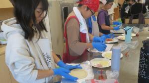 児童がピザを作る様子