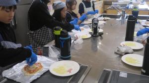 児童がピザを作る様子②