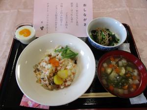 秋のちらし寿司、ほうれん草のごまひじき和え、ふわふわ団子ところころ野菜のおすまし、マシュマロムース