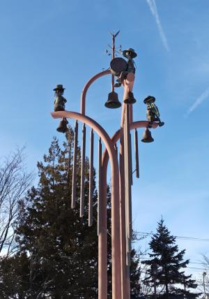 江別市ガラス工芸館前にあるオブジェ「タイムベル」