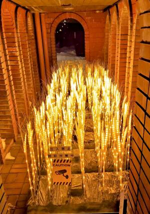 レンガ造りモニュメント「ふれあいの滝」内部で輝くイルミネーション