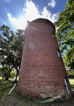 北海道立図書館前サイロ