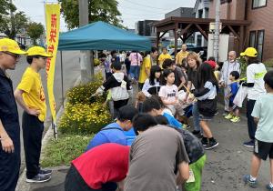 新栄台西自治会:子供達の水やりとゴミ拾い!