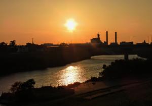千歳川と工場の夕日