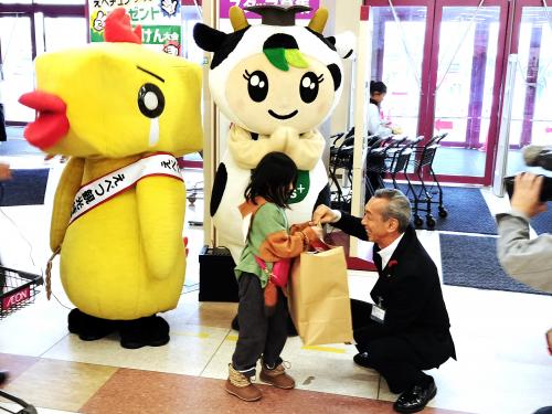 景品を手渡す市長