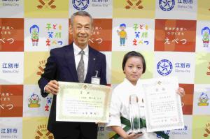 少林寺拳法全国大会に出場した佐々木すず拳士が市長表敬訪問