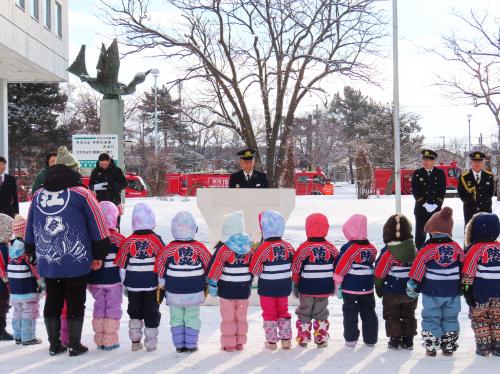 園児たちが「防火の誓い」をする様子