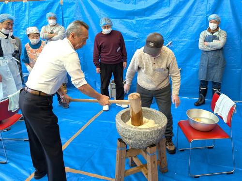 餅をつく市長の様子