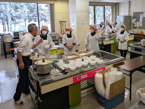 市長がスタッフと交流する様子