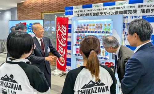 市長が学生と交流する様子