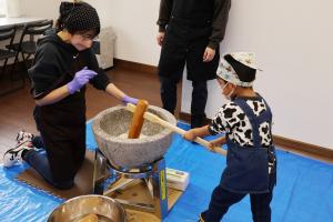 臼と杵（きね）を使った餅つき2
