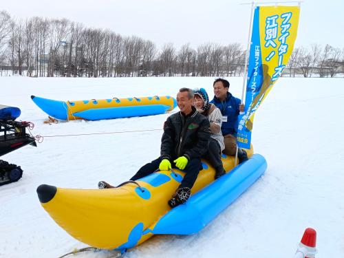 市長がバナナボートに乗る様子