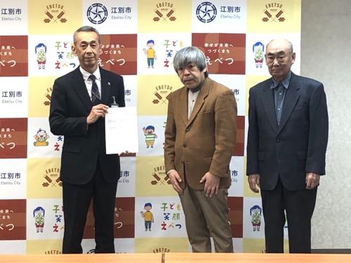 答申書を渡す様子