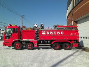 大型水槽付消防ポンプ自動車（横）