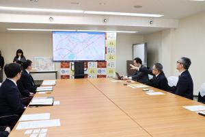 交通安全マップの紹介をしています