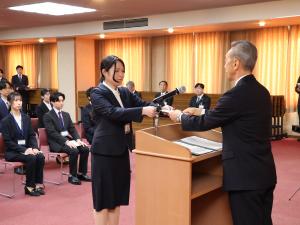 新規採用職員辞令交付式2