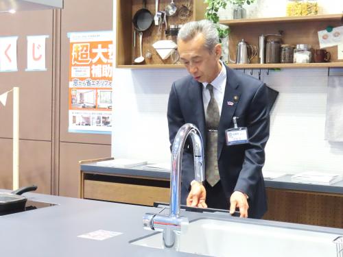 フェアに参加する市長