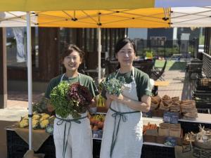 野菜を持つ女性たち