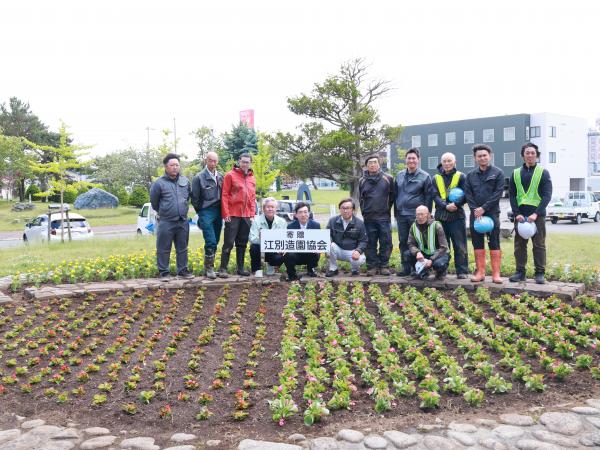 江別造園協会が市庁舎前庭花壇の整備3