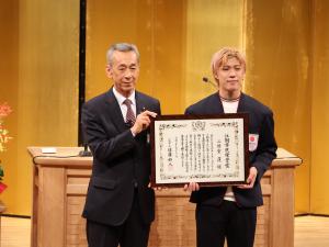 2人で賞状をもっている