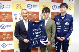 北海道イエロースターズの澤野社長と澤口選手が市長表敬訪問