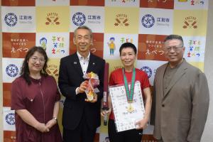 スポーツチャンバラ大会で優勝した増田真依子さんが表敬訪問
