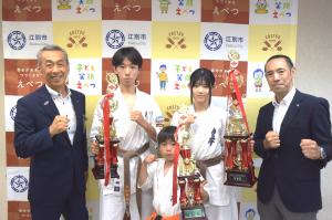 全日本少年少女極真空手道選手権大会で好成績を収めた選手が表敬訪問