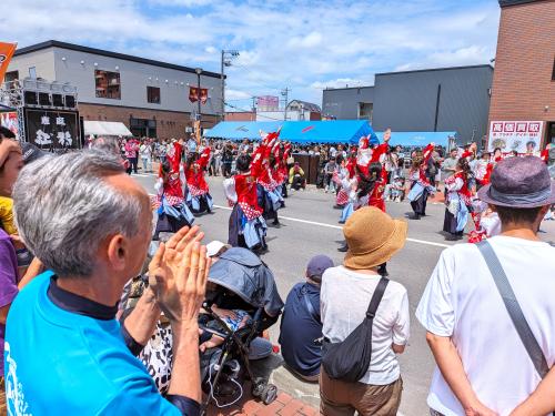 演舞を見る市長