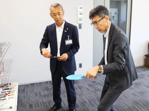 商品の説明を受ける市長の様子