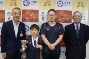 全日本卓球選手権大会で優勝した井上奏太さんが表敬訪問