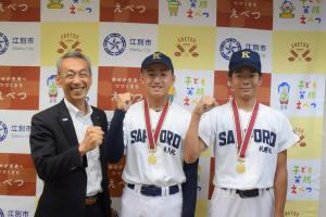 林和男旗杯野球大会で優勝した大村寛将さんと岩崎紘さんが表敬訪問